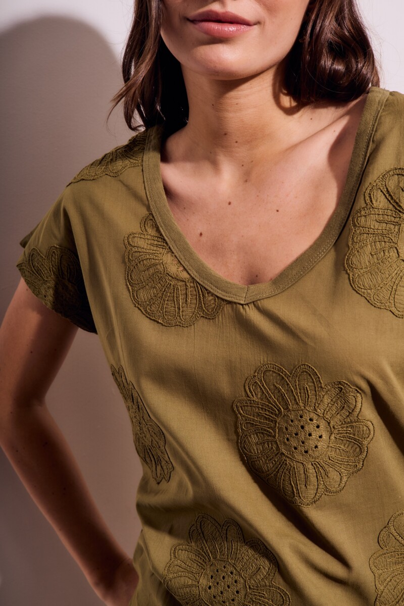 Remera Bordada Alodón Flame Oliva