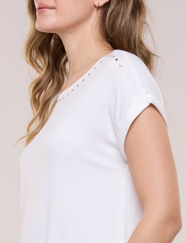 Remera Escote Con Tachas Metálicas CRUDO
