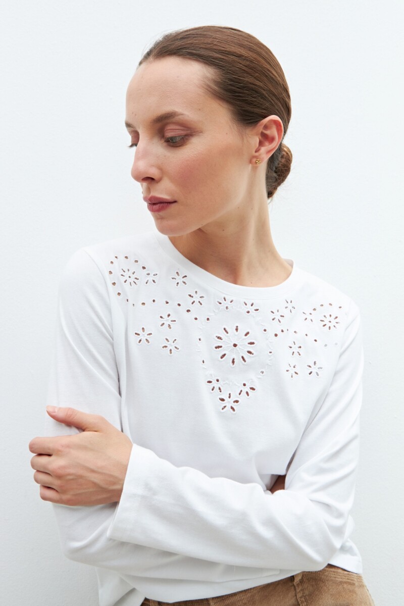 Remera con bordados calados blanco