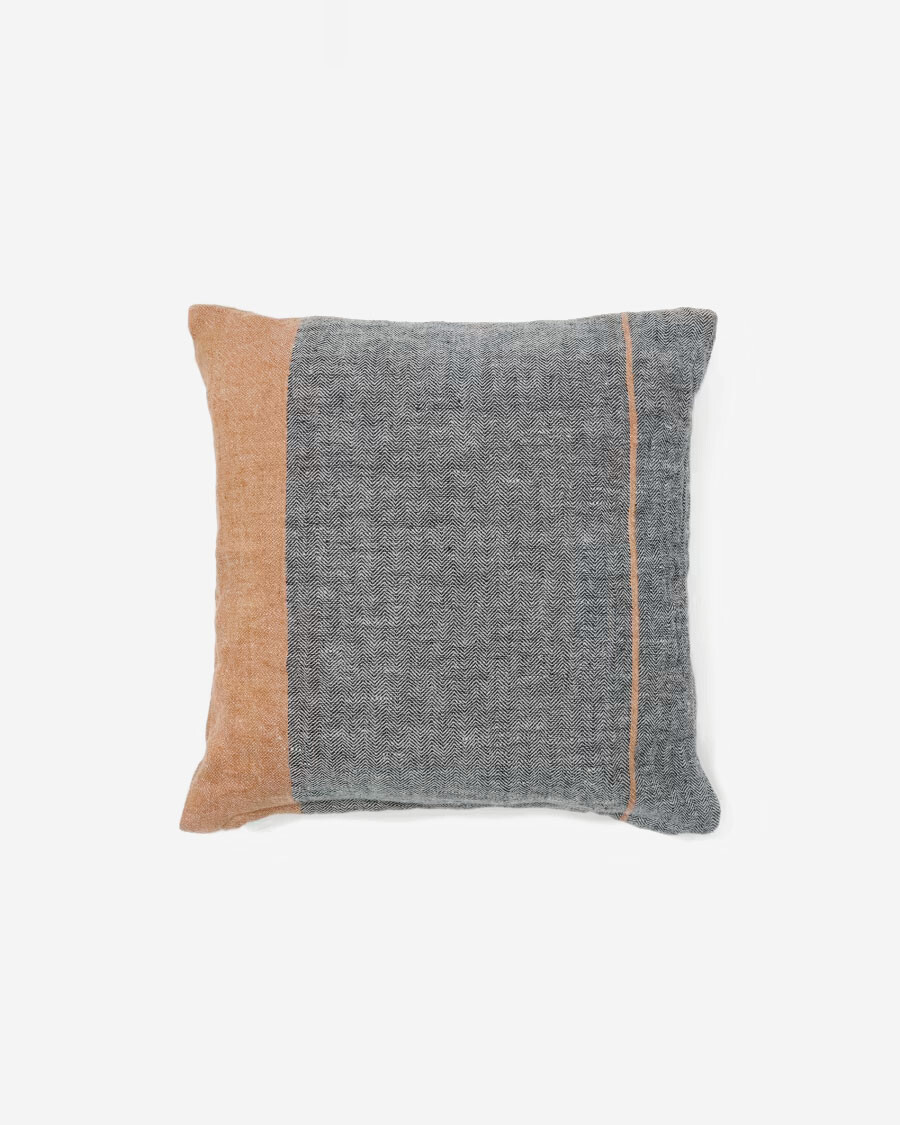 Almohadón Eiko 100% de lino gris con rayas verticales terracota 50 x 50 cm