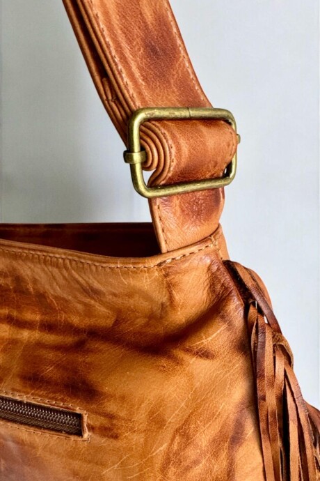 Cartera ODINA Línea Ottenta Con Flecos Terra Con Arte Cobre