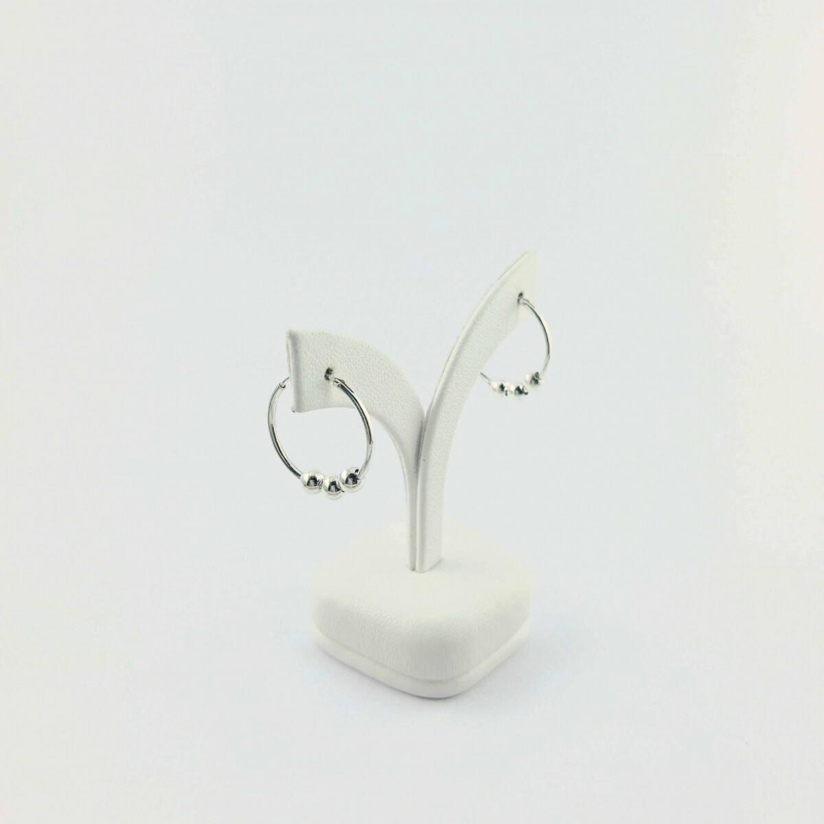 Par de aros de plata 925 con cuentas. 