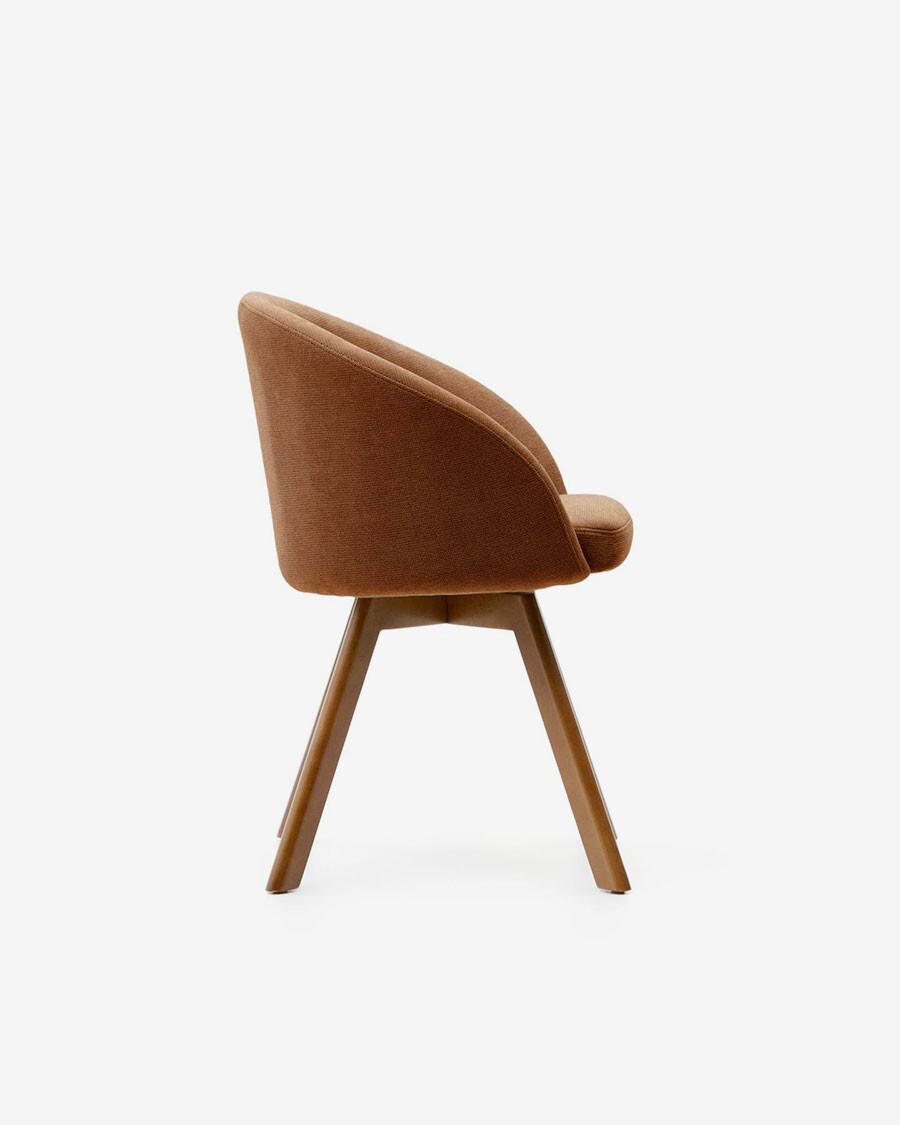 Silla giratoria Marvin chenilla marrón y patas de madera maciza de haya acabado nogal