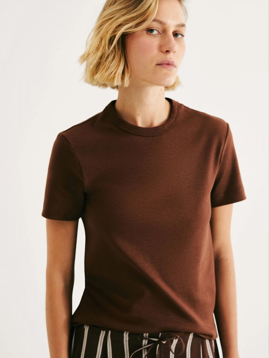 CAMISETA BÁSICA SLIM - MARRÓN 