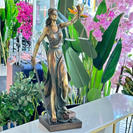 Escultura Dama De La Justicia Resina Alto 39cm x Ancho 8cm x Largo 8cm Escultura Dama De La Justicia Resina Alto 39cm x Ancho 8cm x Largo 8cm