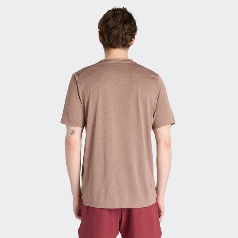 Remera New Balance Athletics Marrón