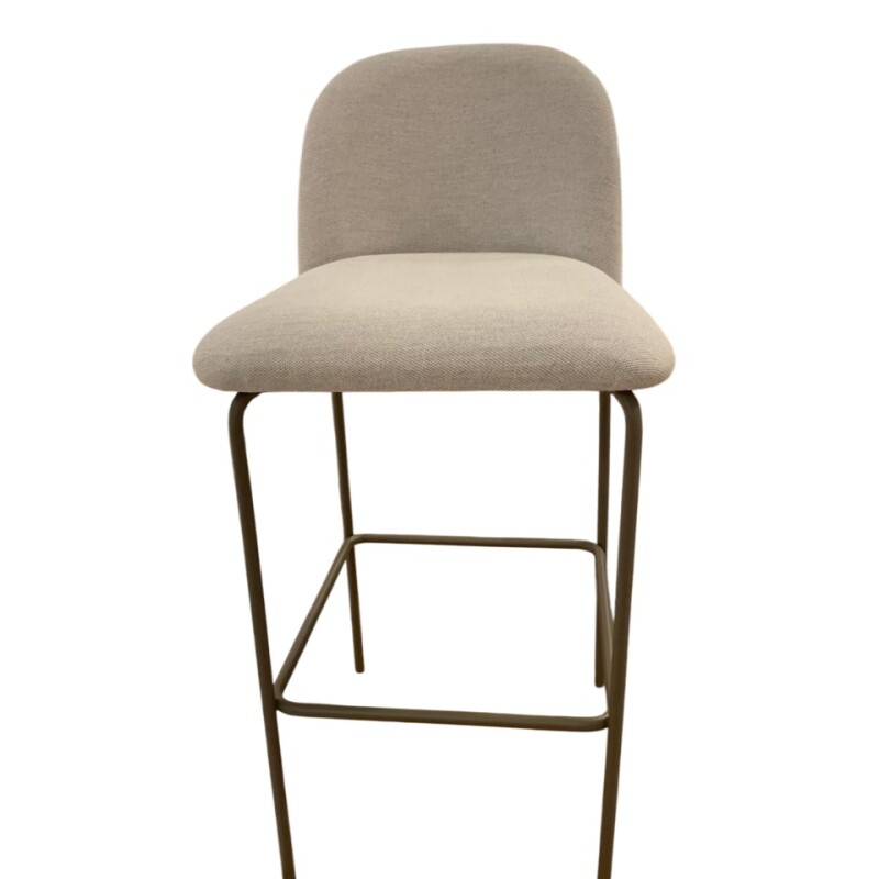 Banco Alto para barra base y patas metal choco leve / Asiento y respaldo tapizado tela Clara Banco Alto para barra base y patas metal choco leve / Asiento y respaldo tapizado tela Clara