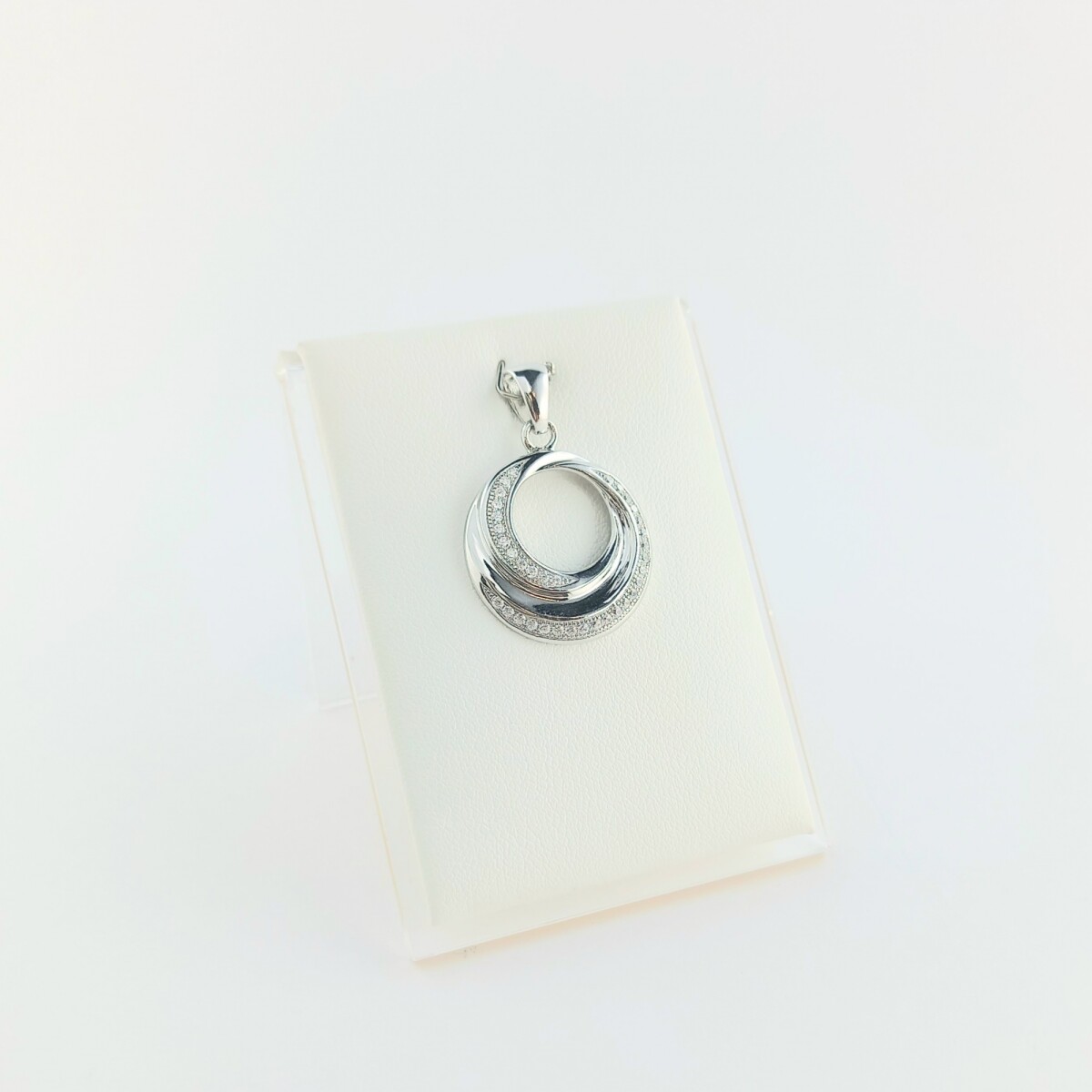 Dije de plata 925 con circonias. 