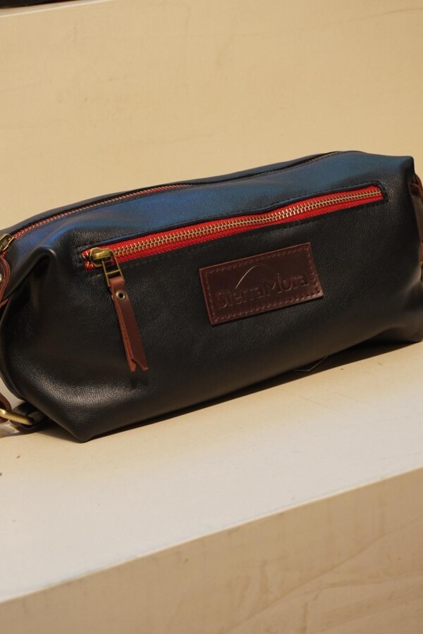 Necessaire de Cuero Negro Red Zip