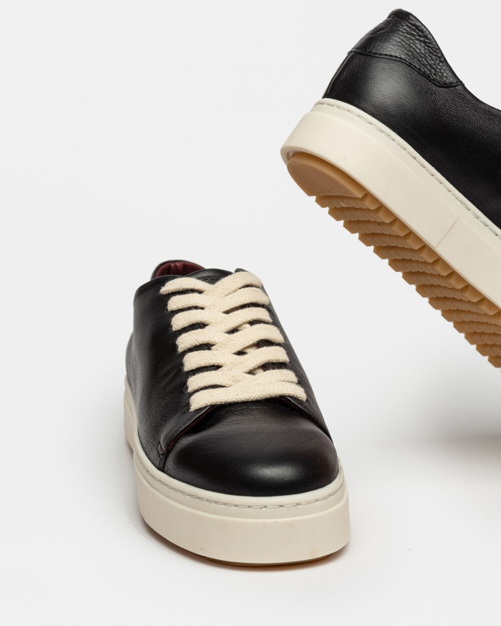 Sneaker Eimi En Cuero Liso Negro