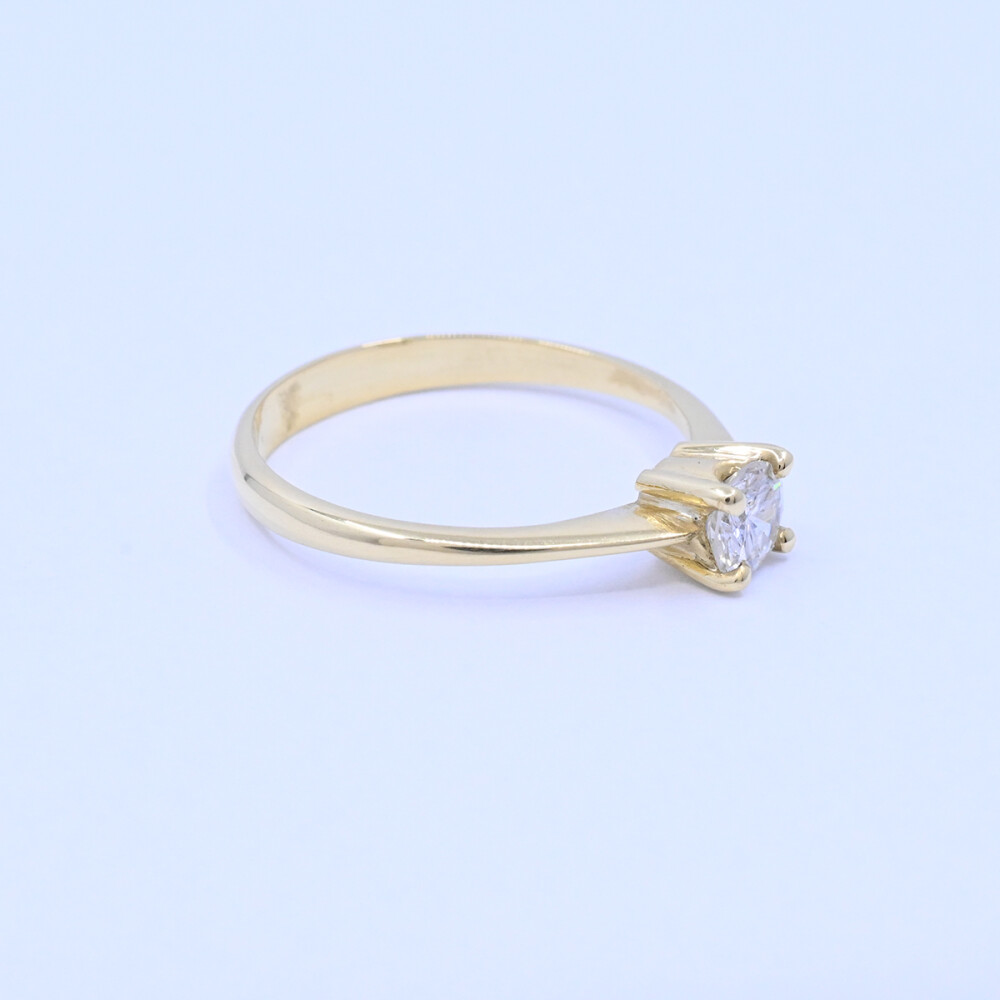 Anillo solitario oro 18k y brillante engarce 4 puntas. Anillo solitario oro 18k y brillante engarce 4 puntas.