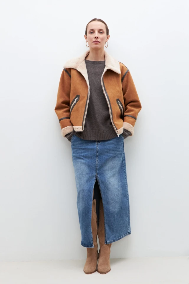 Chaqueta simil gamuza con vivos en contraste tostado