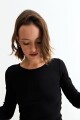 Remera m/l acanalada cuello a la base NEGRO