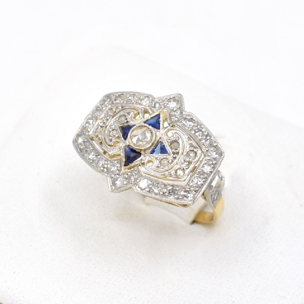 Anillo Estilo Antiguo En Oro 18K, Platino, Diamantes, Brillantes Y Zafiros Sinteticos Anillo Estilo Antiguo En Oro 18K, Platino, Diamantes, Brillantes Y Zafiros Sinteticos