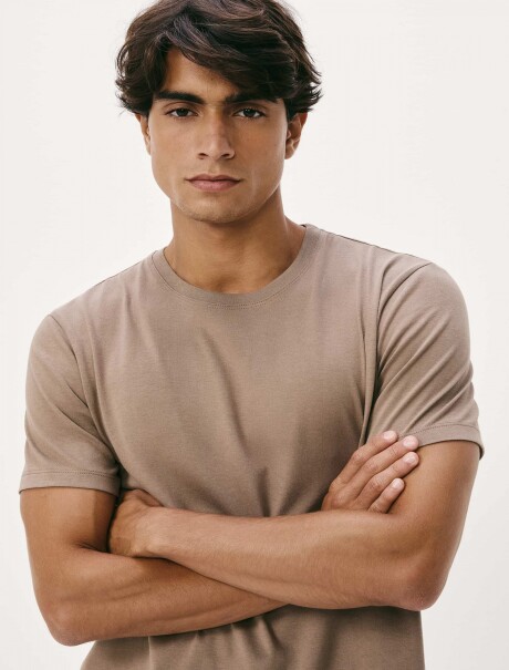 CAMISETAS BÁSICAS REGULAR WORLD MARRÓN