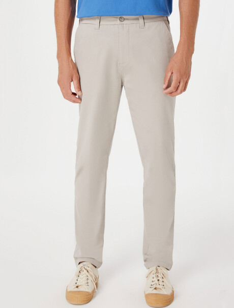 PANTALÓN TIPO GABARDINA MODELO CHINO GRIS