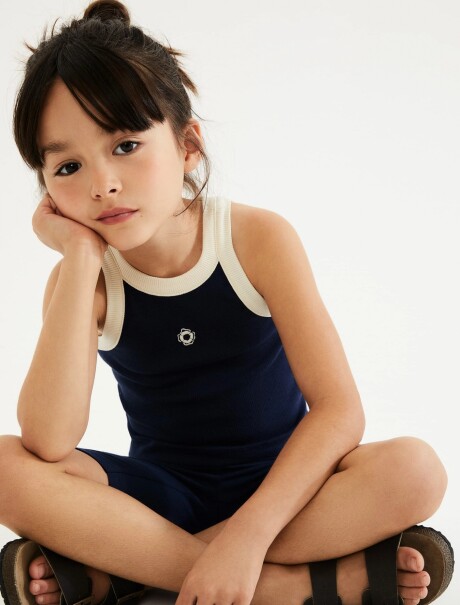 MUSCULOSA INFANTIL CON BORDADO AZUL