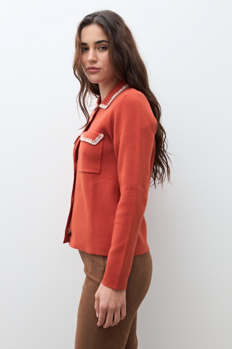 Chaqueta tejida con bordado en contraste lacre