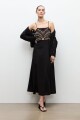 Maxi vestido con bordado negro