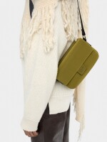 Bolso Bandolera Con Solapa Textura Suave mostaza