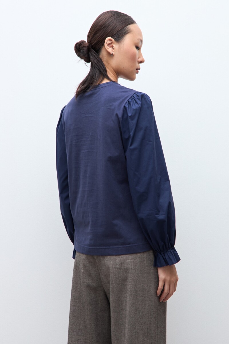 Remera con mangas combinadas azul marino