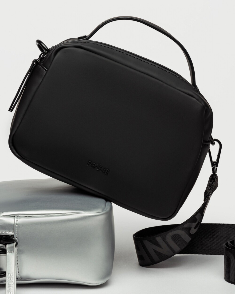 Mini Bag Rubber En Efecto Cuero Negro