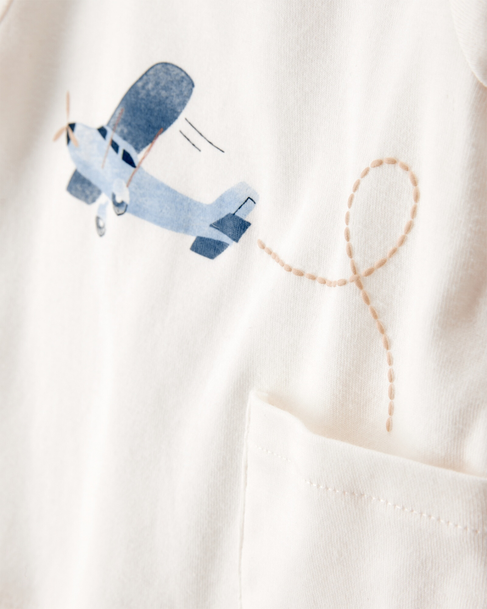 Set cuatro piezas de algodón, pantalón, remera, gorro y medias Set cuatro piezas de algodón, pantalón, remera, gorro y medias