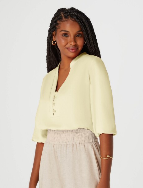BLUSA ESCOTE V CON BOTONES DORADO