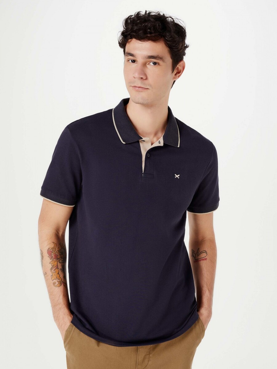 CAMISETA DE CUELLO CON BORDADO - AZUL OSCURO 