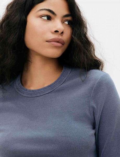 CAMISETA FEMENINA CON BORDADO AZUL