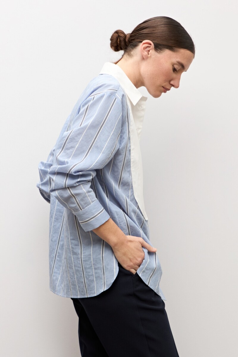 Camisa rayada con pechera celeste