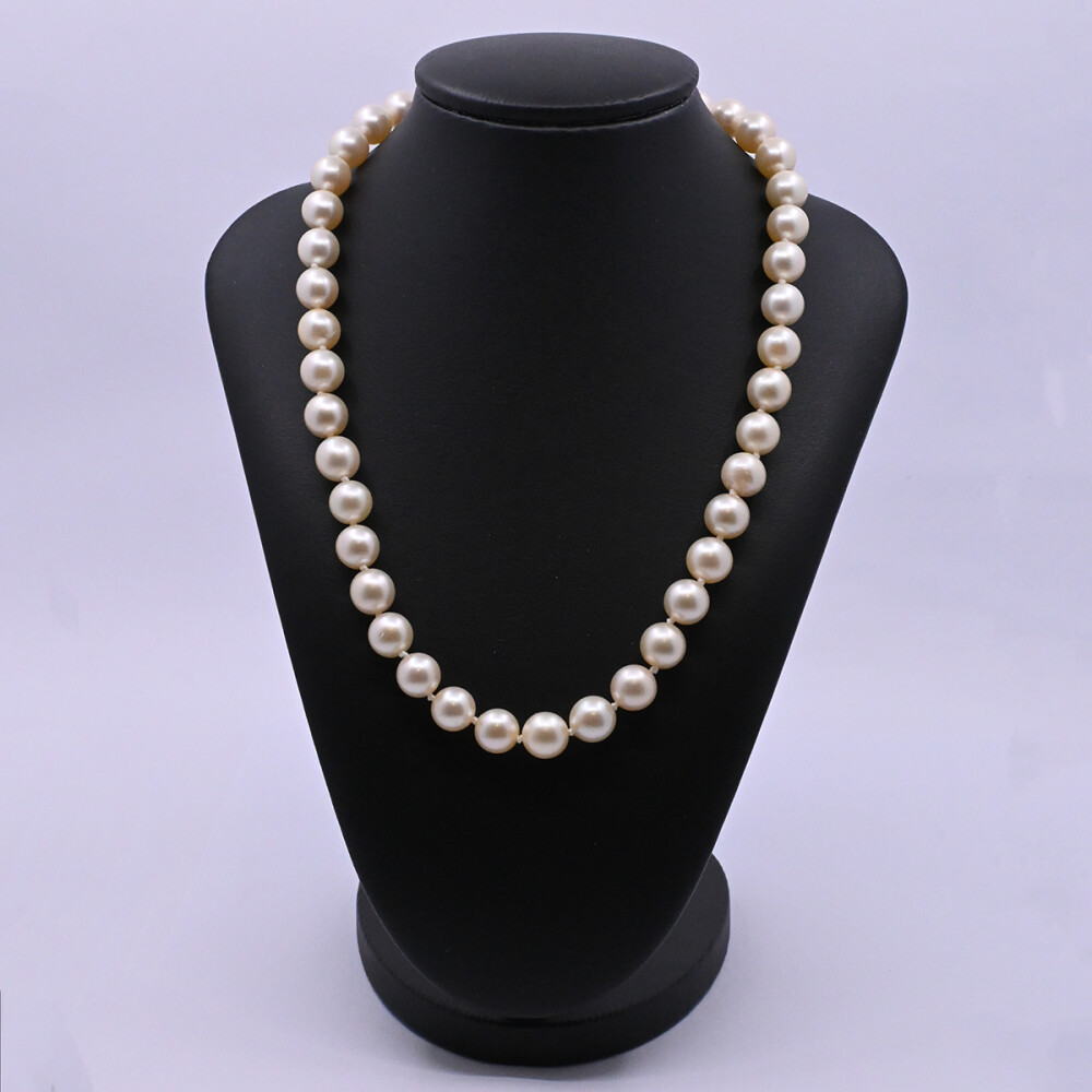 Collar perlas de cultivo y broche oro 18k 2 tonos con brillante y diamantes. Collar perlas de cultivo y broche oro 18k 2 tonos con brillante y diamantes.