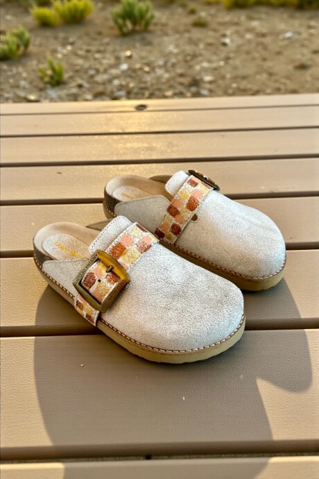 Sandalias SAKI Blancas Línea Ottenta Con Hebilla Y Arte Carolina De Cunto Pintado A Mano Sandalias SAKI Blancas Línea Ottenta Con Hebilla Y Arte Carolina De Cunto Pintado A Mano