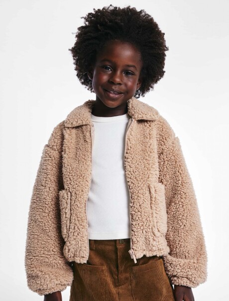 CAMPERA INFANTIL CON BOLSILLOS MARRÓN