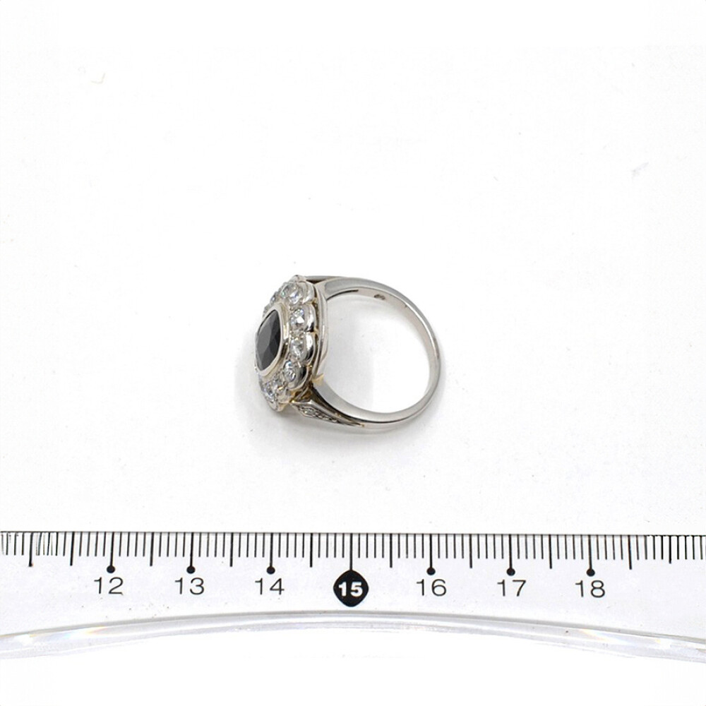 Anillo En Platino Con Brillantes Y Zafiro Central. Anillo En Platino Con Brillantes Y Zafiro Central.