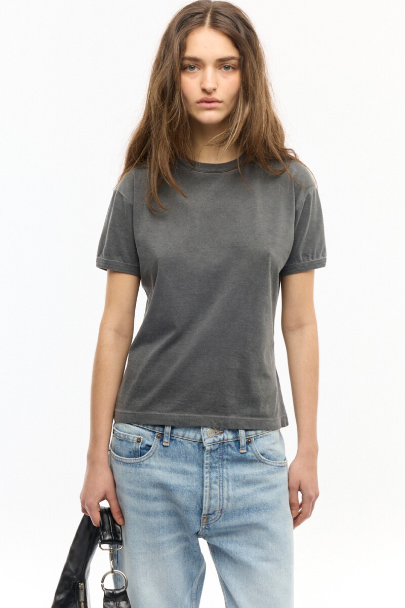REMERA FITTED Gris