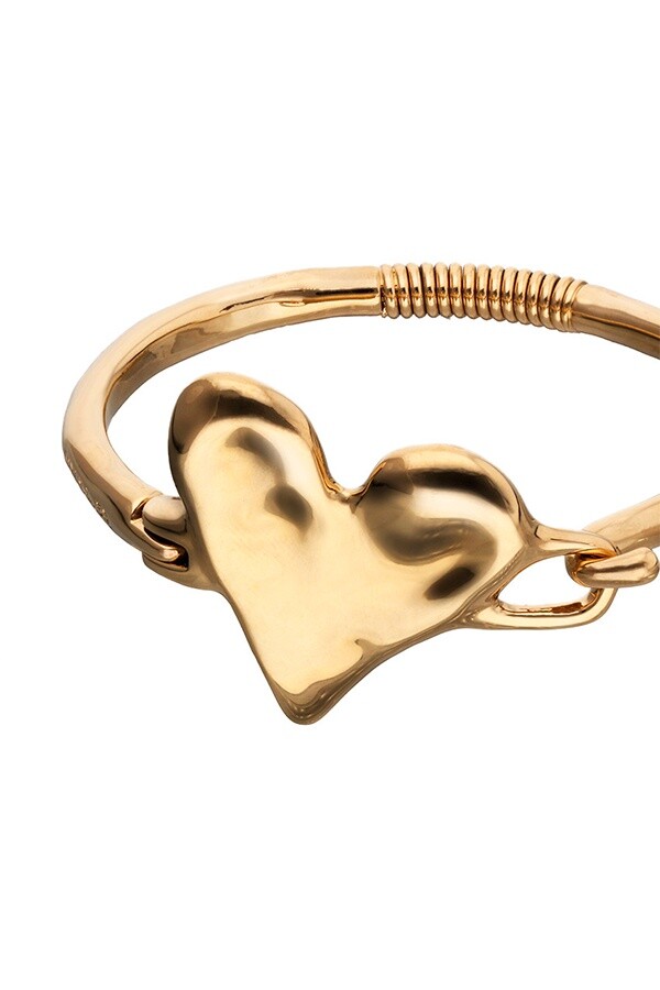 PULSERA SEMIRIGIDA DE ALEACIÓN DE METALES BAÑADA EN ORO 18K CON DETALLE DE CORAZÓN Pulsera