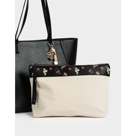 Cartera Shopper Con Charm Negro