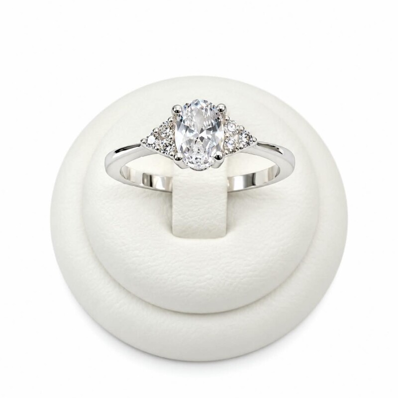 Anillo con Zirconia central y tres pequeñas en laterales Anillo con Zirconia central y tres pequeñas en laterales