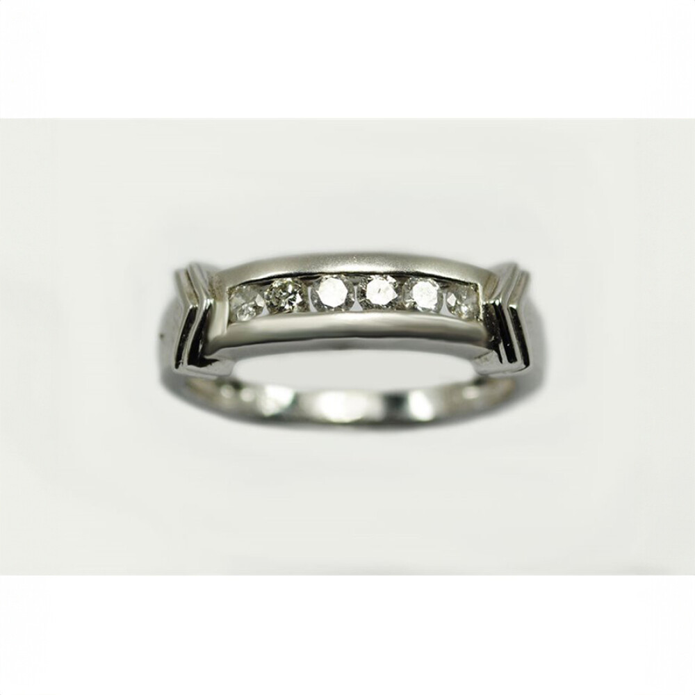 Anillo En Oro 18K Blanco Y Brillantes Anillo En Oro 18K Blanco Y Brillantes