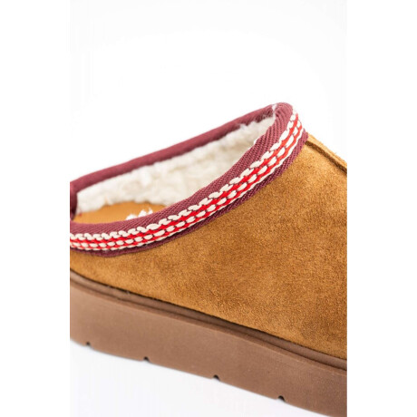 Zueco Gamuza Con Guarda Bordada Camel