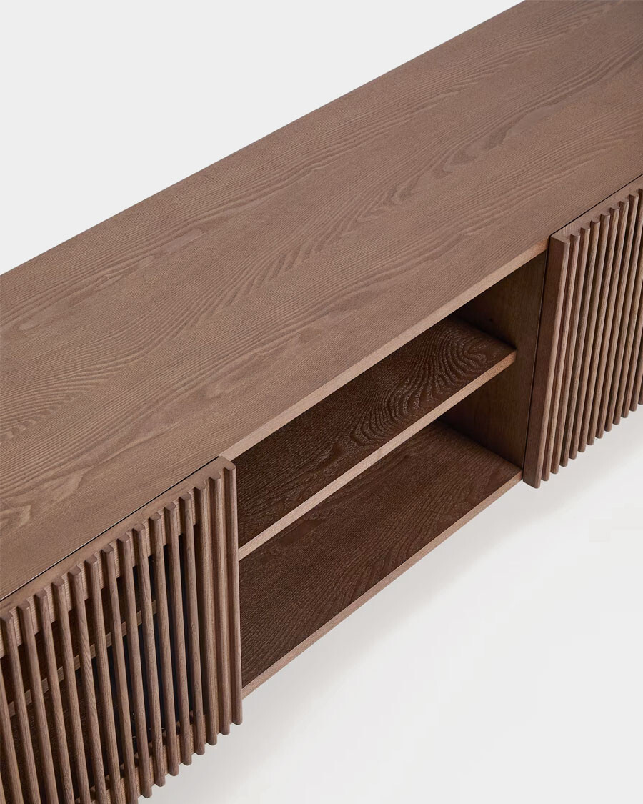 Mueble TV Beyla 2 puertas de chapa y madera maciza de fresno con acabado tono nogal 180 x 49,5 cm Mueble TV Beyla 2 puertas de chapa y madera maciza de fresno con acabado tono nogal 180 x 49,5 cm