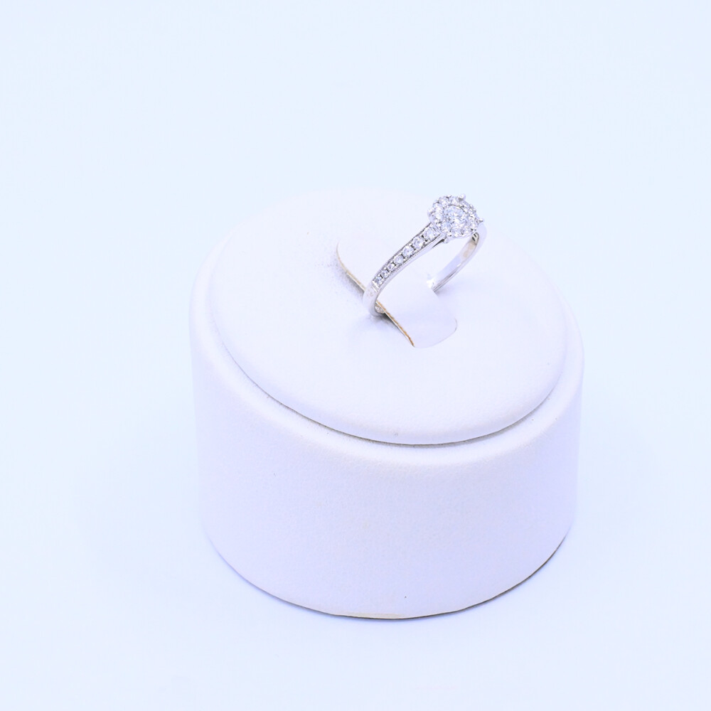 Anillo oro 18k blanco con brillantes. Anillo oro 18k blanco con brillantes.