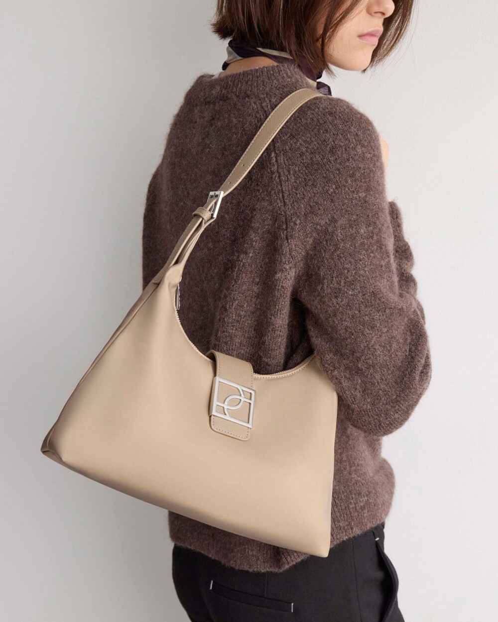 Bolso Signature en nylon Taupe