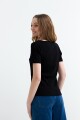 Remera m/c en rib cuello cuadrado NEGRO