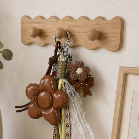 Llavero con accesorios Flor y Moño Marron