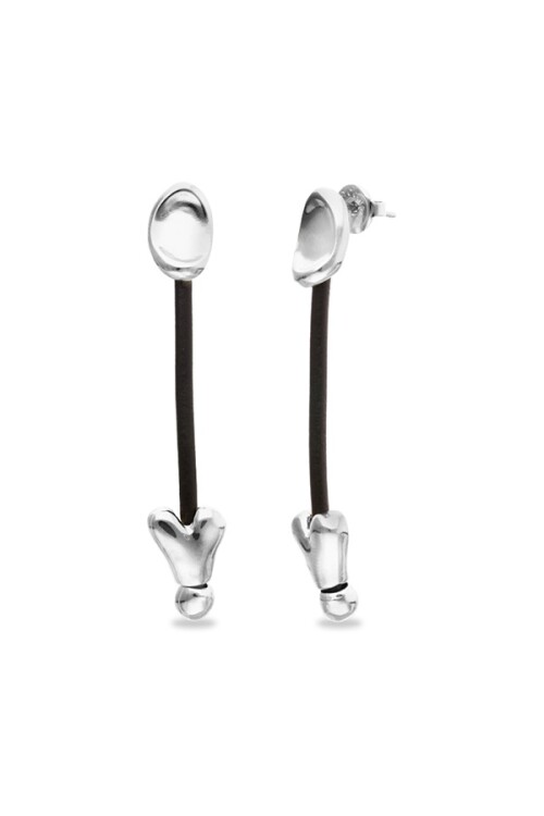 PENDIENTES LARGOS DE CUERO Y ALEACIÓN DE METALES BAÑADOS EN PLATA DE LEY Y CORAZONES Pendiente