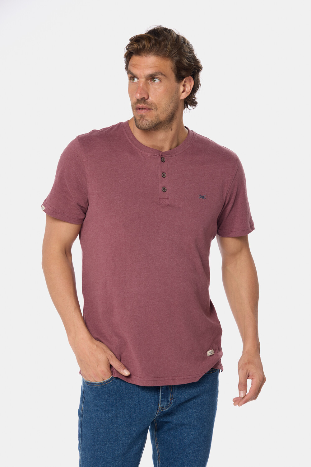 REMERA LISA CON BOTONES Bordo