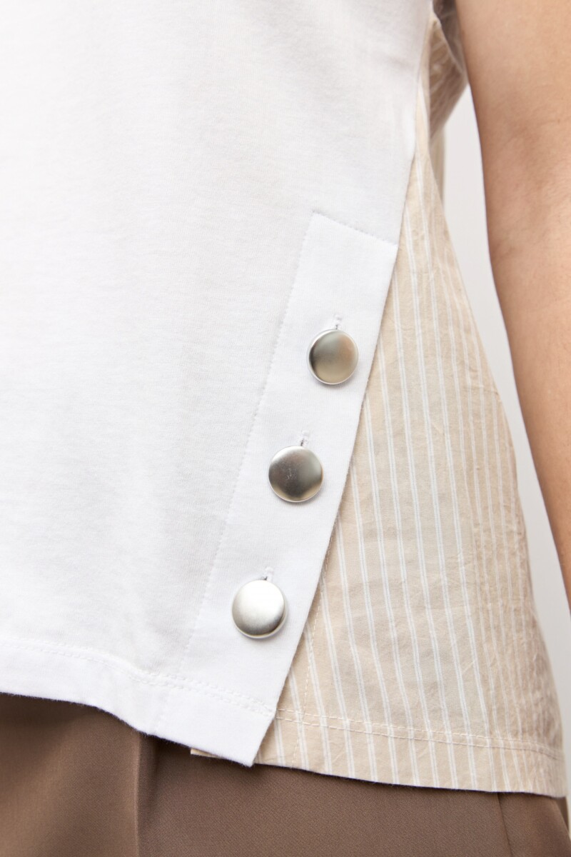 Remera combinada con botones blanco