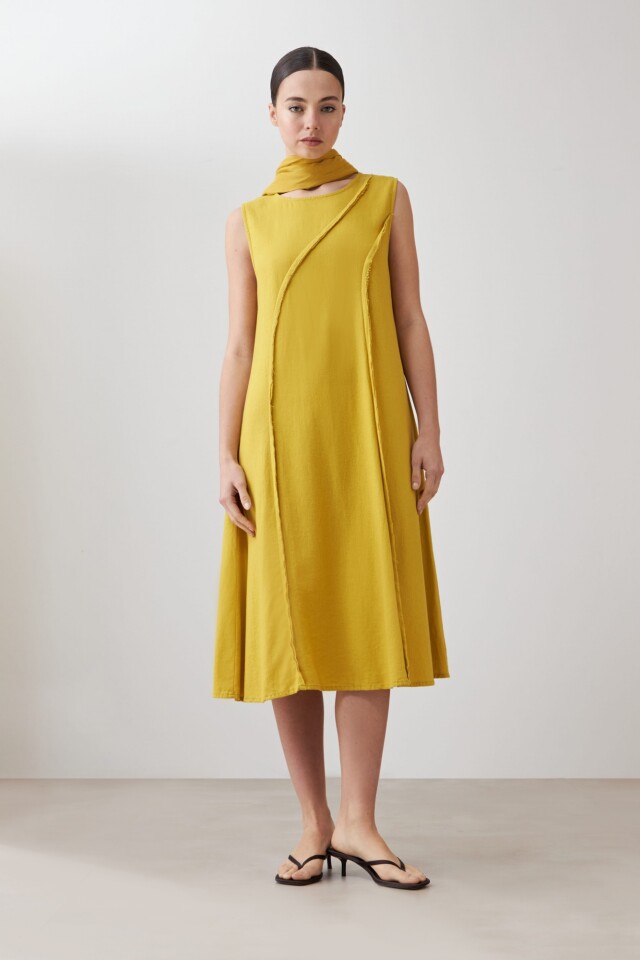 Vestido de lino acampanado con detalle desflecado pistacho